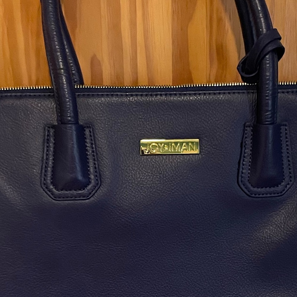 Tote with lots in pockets for organizing.